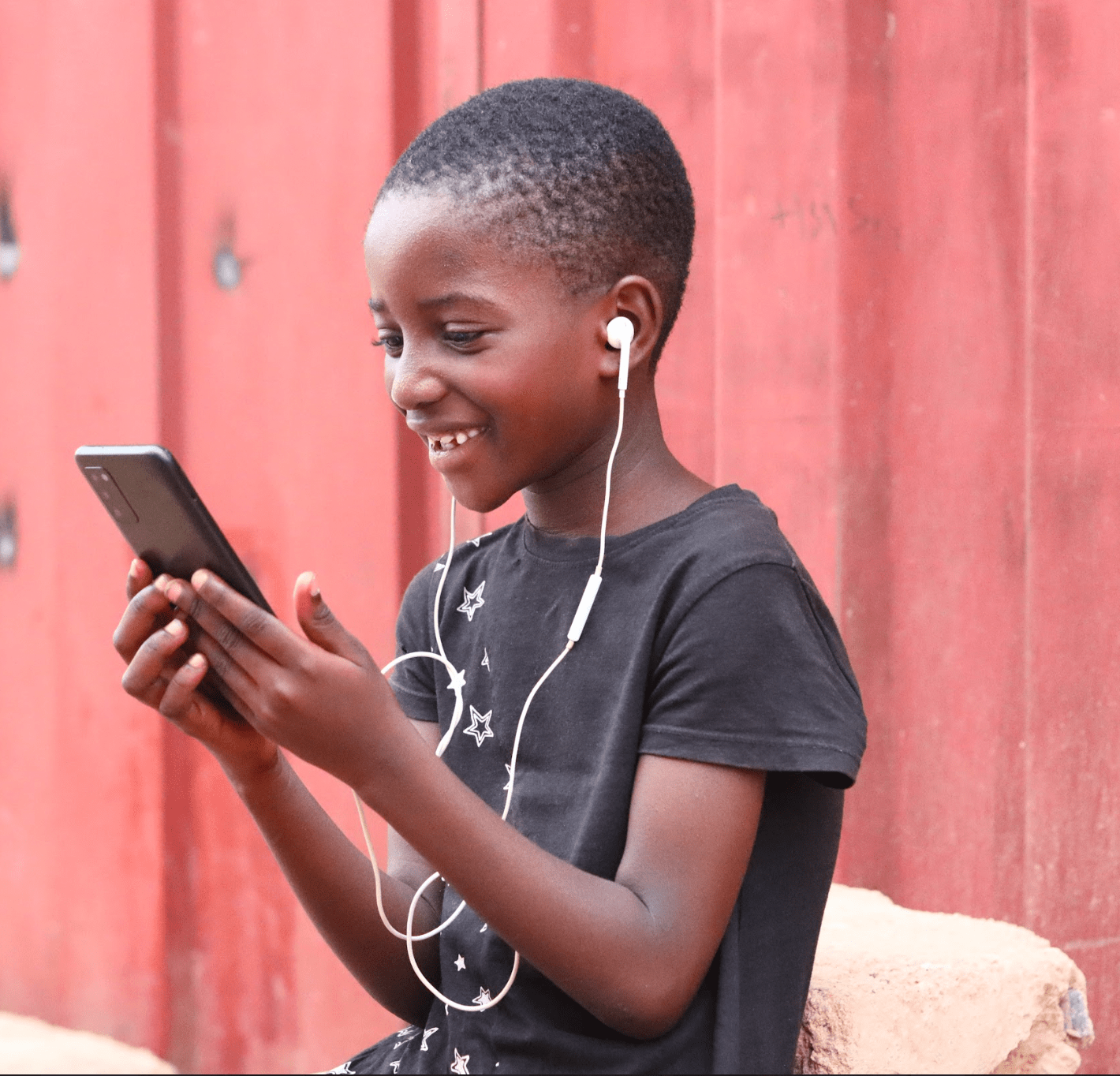 Young girl watching anansesem